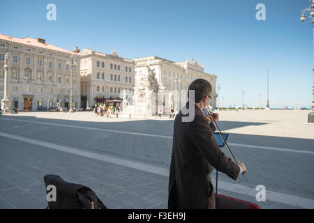 Triest, ein Geiger spielt sein Instrument in der Piazza Unita d ' Italia im Zentrum von Triest, Italien. Stockfoto