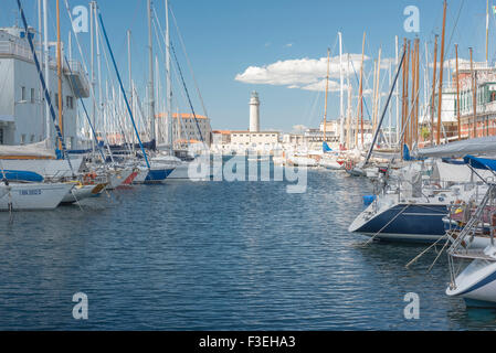 Hafen von Marina trieste, Blick auf Yachten und Boote, die im Yachthafen in der Stadt Triest, Italien, vertäut sind. Stockfoto