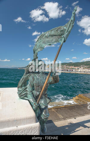 Triest Waterfront, Bronze-Statue, die eine schwingende Soldat am Meer im Hafen von Triest, Italien. Stockfoto