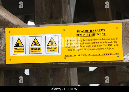 Gefahrenschilder und Informationen in der Nähe der St Davids Lifeboat Station in St. Justainians, Pembrokeshire Coast National Park, Wales UK im Mai Stockfoto