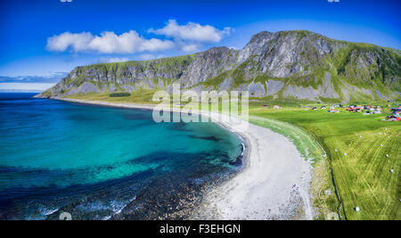 Malerische aerial Panorama Strand in Unstad, eines der besten Strände auf Lofoten in Norwegen, berühmten Surfspot Stockfoto