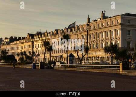 Licht von Rising Sun Hits Vorderseite des Hotels Stockfoto