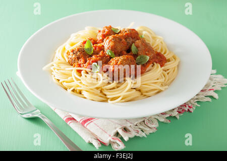 Spaghetti mit Fleischbällchen in Tomatensauce Stockfoto