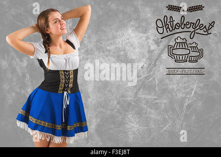 Zusammengesetztes Bild von hübschen Oktoberfest Mädchen lächelnd Stockfoto