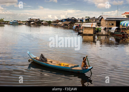 Dorf vor dem Tonle Sap See erreichen. Hausboote und Boote in Sangker Fluss. Reise von Battambang nach Siemp ernten. Die Boot-r Stockfoto