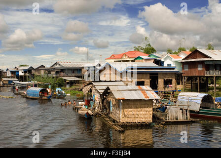 Dorf vor dem Tonle Sap See erreichen. Hausboote und Boote in Sangker Fluss. Reise von Battambang nach Siemp ernten. Die Kreuzfahrt Stockfoto