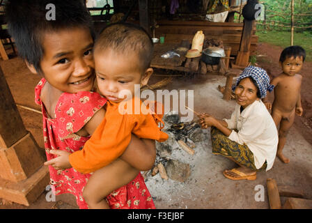Familie der Minderheit ethnisch Khmer Leu. Kateung Dorf. Ratanakiri. Ratanakiri liegt im äußersten Nordosten Kambodschas grenzt Stockfoto