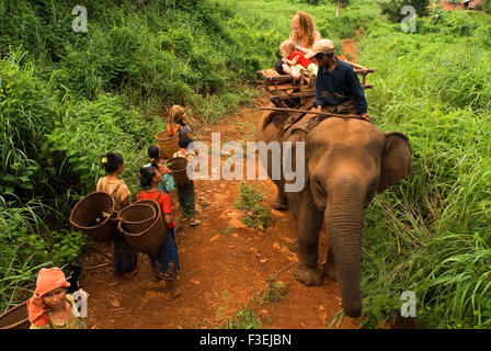 Elefanten Reiten vom Dorf Kateung. Reisen Sie mit Kindern. Ratanakiri. Banlung ist ein guter Ausgangspunkt um die Landschaft zu besuchen; Sie auch Stockfoto