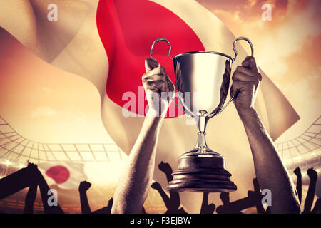 Zusammengesetztes Bild von erfolgreicher Rugbyspieler holding trophy Stockfoto