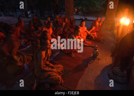 Buddhistische Mönche beten in Angkor Thom. Angkor Thom bedeutet "die große Stadt" in Khmer. 12. Jahrhundert königliche buddhistische Stadt ist espe Stockfoto