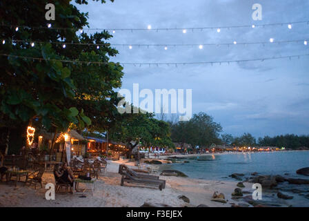 Sihanoukville Strand. In der Abenddämmerung wird zum Treffpunkt, ein gutes Bier zu genießen. Sihanoukville (Krong Preah Seihanu), ehemals Kompo Stockfoto