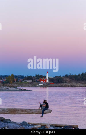 Junges Paar und Fisgard Leuchtturm in Abend-Victoria, British Columbia, Kanada. Stockfoto