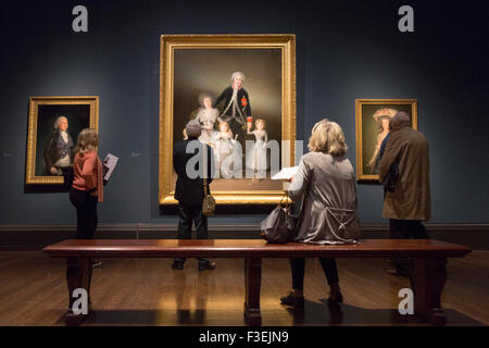 London, England. 10.06.2015. Drücken Sie die Preview der Ausstellung Goya - die Porträts in der National Gallery in London, England. Die Ausstellung am 7. Oktober 2015 eröffnet und läuft bis zum 10. Januar 2016. Gemälde: Des Herzogs von Osuna, um 1795; Der Herzog und Herzogin von Osuna und ihre Kinder, 1788; und die Gräfin-Herzogin von Benavente, 1785. Stockfoto