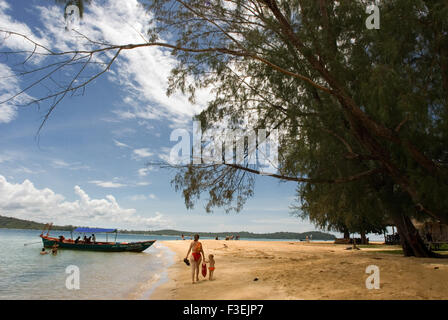 Strand auf der Insel Koh Russei. Koh Russei, auch namens Koh Russey oder Bamboo Island ist eine grüne, mündelsichere Halbmond ruhen o Stockfoto