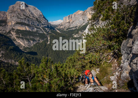 Frau, Klettern, Via Ferrata Ettore Bovero, Col Rosa, Cortina, Dolomiten, Italien (Frauen im Sport) Stockfoto