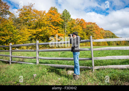 Frau mit dem Fotografieren der Herbst Farbe in den Adirondacks Stockfoto