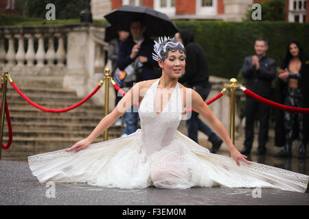 London, UK. 5. Oktober 2015. Peacock Göttin Form Cirque Du Soleil-show, Amaluna die Royal Albert Hall - London im Jahr 2016 kommt. Bildnachweis: Stephen Berkeley-White/Alamy Live-Nachrichten Stockfoto