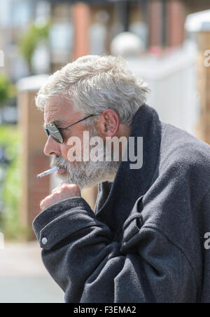 Ein Obdachloser Mann Rauchen. Stockfoto