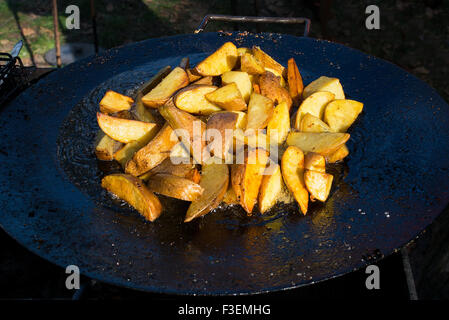 Gebratene Kartoffel in großen melal Pot. Auf Grill und offenem Feuer, Rauch. Stockfoto