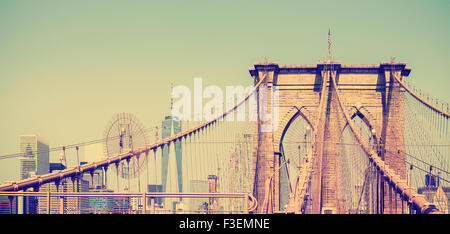 Jahrgang gefiltert Panoramaaufnahme der Brooklyn Bridge in New York City, USA Stockfoto