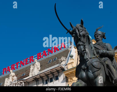 Statue und Bank im Zentrum von der Stadt Zagreb Stockfoto