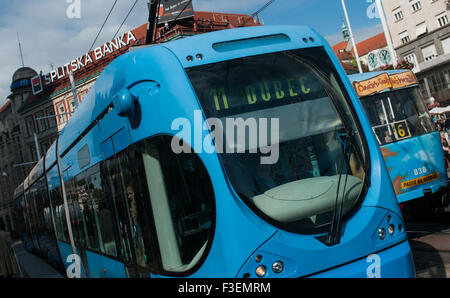 Straßenbahn und Bank in der Mitte der Stadt Zagreb Stockfoto