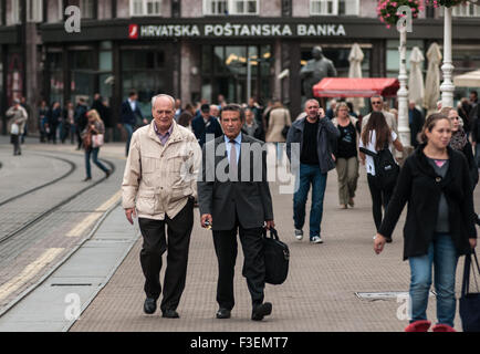 Passanten vor einer Bank in der Mitte der Stadt Zagreb Stockfoto