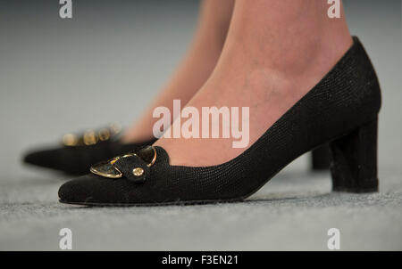 Manchester, UK. 6. Oktober 2015. Die Schuhe oft the Rt Hon Theresa kann MP, Secretary Of State for the Home Department bei Tag3 der 2015 Parteitag der Konservativen in Manchester. Bildnachweis: Russell Hart/Alamy Live-Nachrichten. Stockfoto