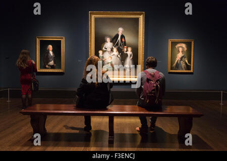 London, England. 10.06.2015. Presse-Preview der Ausstellung Goya: die Porträts in der National Gallery in London, England. Die Ausstellung am 7. Oktober 2015 eröffnet und läuft bis zum 10. Januar 2016. Gemälde: Des Herzogs von Osuna, um 1795; Der Herzog und Herzogin von Osuna und ihre Kinder, 1788; und die Gräfin-Herzogin von Benavente, 1785. Stockfoto