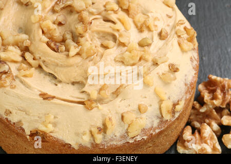 ganze Nuss und Kaffee-Kuchen mit Butter Zuckerguss Stockfoto