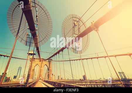 Vintage getönten fisheye-Objektiv Bild der Brooklyn Bridge in New York City, USA. Stockfoto