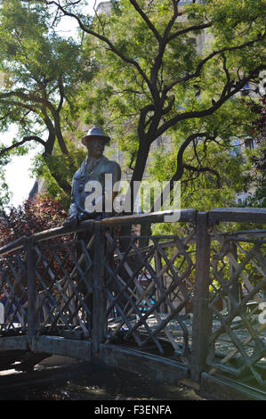 Eine Skulptur von Imre Nagy stehen auf einer Brücke in Budapest, Ungarn. Stockfoto