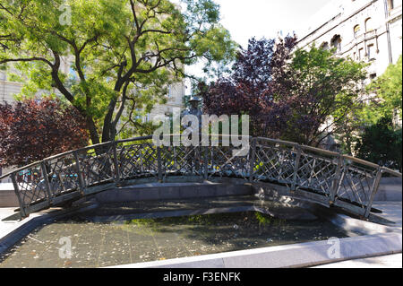 Eine Skulptur von Imre Nagy stehen auf einer Brücke in Budapest, Ungarn. Stockfoto