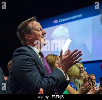 Manchester, UK. 6. Oktober 2015. Die Rt Hon David Cameron MP, Herr Ministerpräsident, lacht und applaudiert von Boris Johnson, Bürgermeister von London, während seiner Rede bei Tag3 der 2015 Parteitag der Konservativen in Manchester. Bildnachweis: Russell Hart/Alamy Live-Nachrichten. Stockfoto