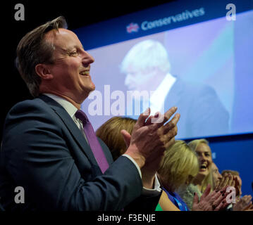 Manchester, UK. 6. Oktober 2015. Die Rt Hon David Cameron MP, Herr Ministerpräsident, lacht und applaudiert von Boris Johnson, Bürgermeister von London, während seiner Rede bei Tag3 der 2015 Parteitag der Konservativen in Manchester. Bildnachweis: Russell Hart/Alamy Live-Nachrichten. Stockfoto