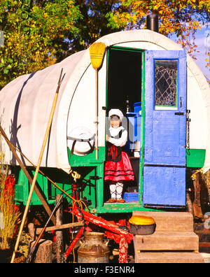 Porträt des baskischen Mädchen in traditioneller Kleidung stand in der Tür des Sheephearders Wagon, Boise, Idaho, USA Stockfoto