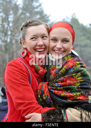 Outdoor Portrait von zwei junge ukrainische Frauen Stockfoto