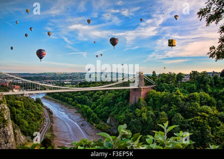 Heißluftballons fliegen über die Clifton Suspension Bridge Deutschland 2015 Stockfoto