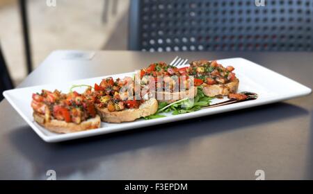 Frischer Thunfisch mit Erdbeeren in graues hellem Hintergrund, sizilianische Küche, italienische Küche, Fisch in Platte, frischen Thunfisch, italienische Küche Stockfoto