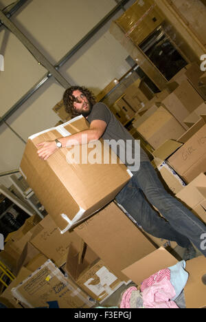 Freiwilliger in einer Reederei Lager bewegen packten gespendeten Gegenstände, Kleidungsstücke und andere nicht verderbliche Gegenstände für shippi Stockfoto