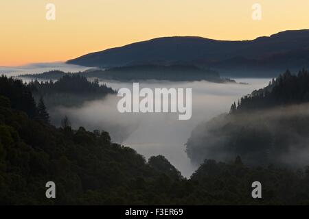 Nebel verweilt über dem Loch Achray, an einem kalten Herbstmorgen entnommen der Herzöge pass Stockfoto