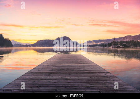 Wunderbaren Sonnenaufgang auf den Bleder See im Winter, Slowenien, Europa Stockfoto