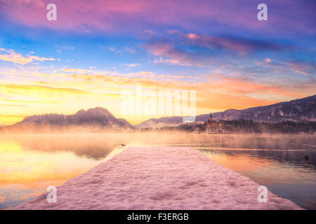 Wunderbaren Sonnenaufgang auf den Bleder See im Winter, Slowenien, Europa Stockfoto