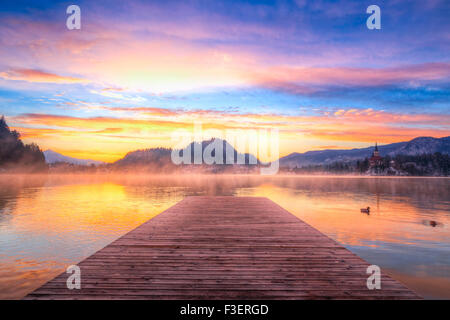 Wunderbaren Sonnenaufgang auf den Bleder See im Winter, Slowenien, Europa Stockfoto