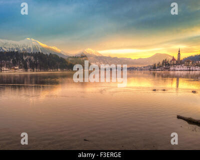 Wunderbaren Sonnenaufgang auf den Bleder See im Winter, Slowenien, Europa Stockfoto