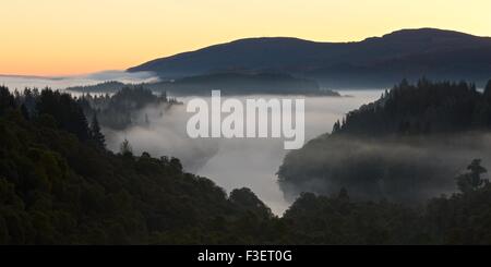 Nebel verweilt über dem Loch Achray, an einem kalten Herbstmorgen entnommen der Herzöge pass Stockfoto