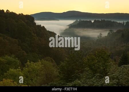 Nebel verweilt über dem Loch Achray, an einem kalten Herbstmorgen entnommen der Herzöge pass Stockfoto