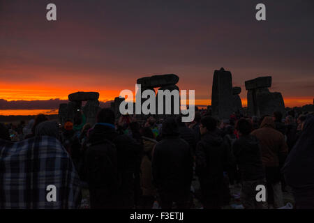 Sommer-Sonnenwende feiern, Stonehenge. UNESCO-Weltkulturerbe, Wiltshire, UK Stockfoto