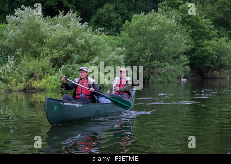 50 Jahre alten paar Kajak Kanu paddeln, on Wye River in der Nähe von Symonds Yat, Herefordshire, England, UK Stockfoto