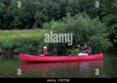 Vater mit 8 Jahre alten Sohn Kajak Kanu paddeln, on Wye River in der Nähe von Symonds Yat, Herefordshire, England, UK Stockfoto